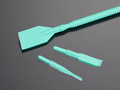 独特的双功能设计，另一端配备“刮刀型”结构提供无死角处理